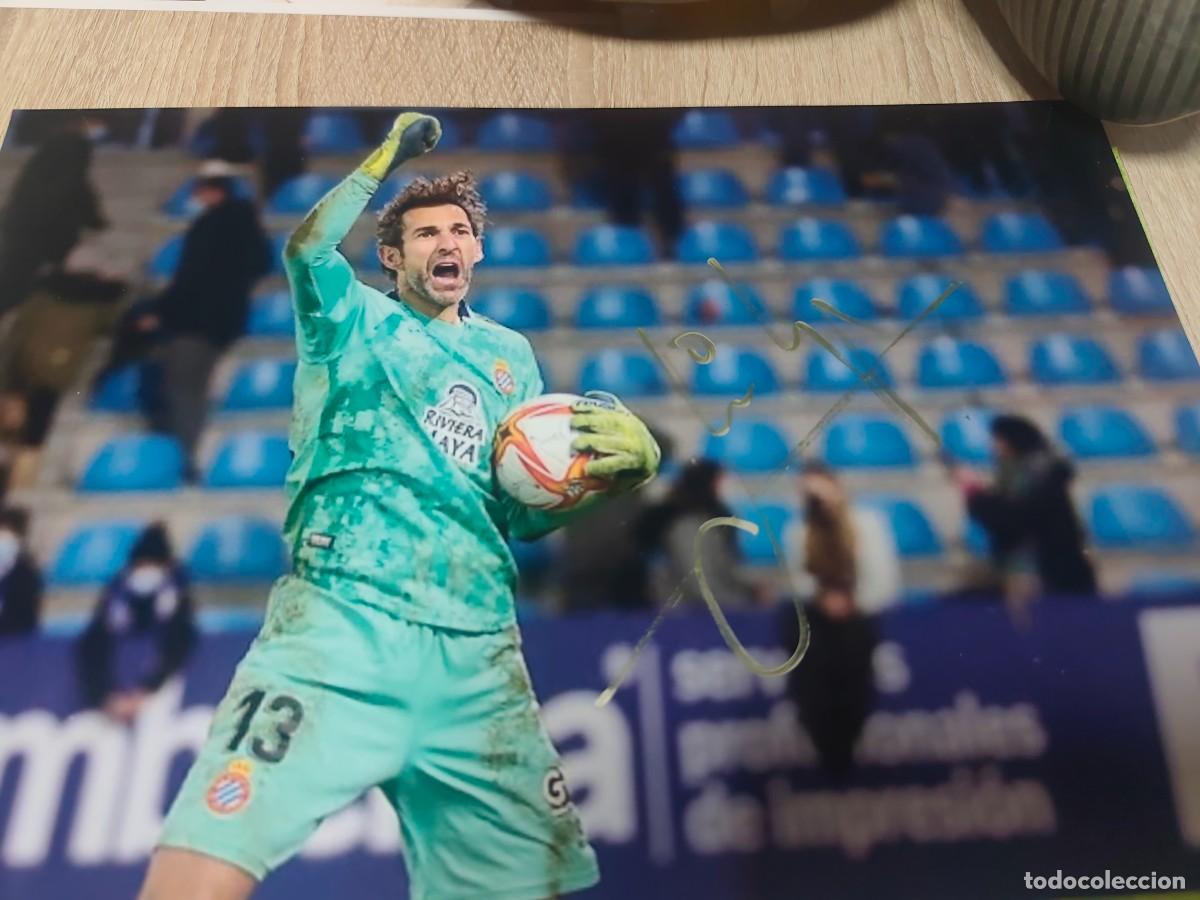 Coleccionismo deportivo: Fotograf&iacute;a RCD Espanyol firmada Diego L&oacute;pez