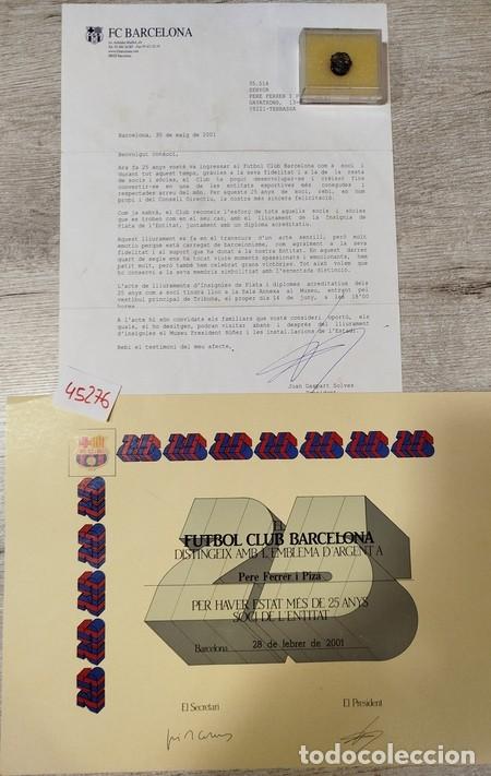 Coleccionismo deportivo: F.C. BARCELONA. Insignia de Plata y diploma por los 25 a&ntilde;os de socio, con firma de JOAN GASPART.