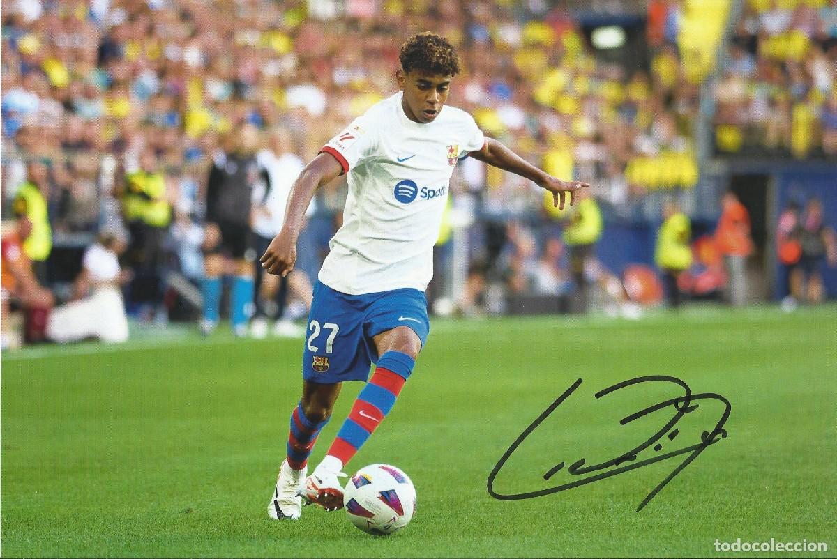 Coleccionismo deportivo: Lamine Yamal. Aut&oacute;grafo, autograph, firma. F. C. Barcelona. F&uacute;tbol. Fotograf&iacute;a. 19x28 cm. Con COA.