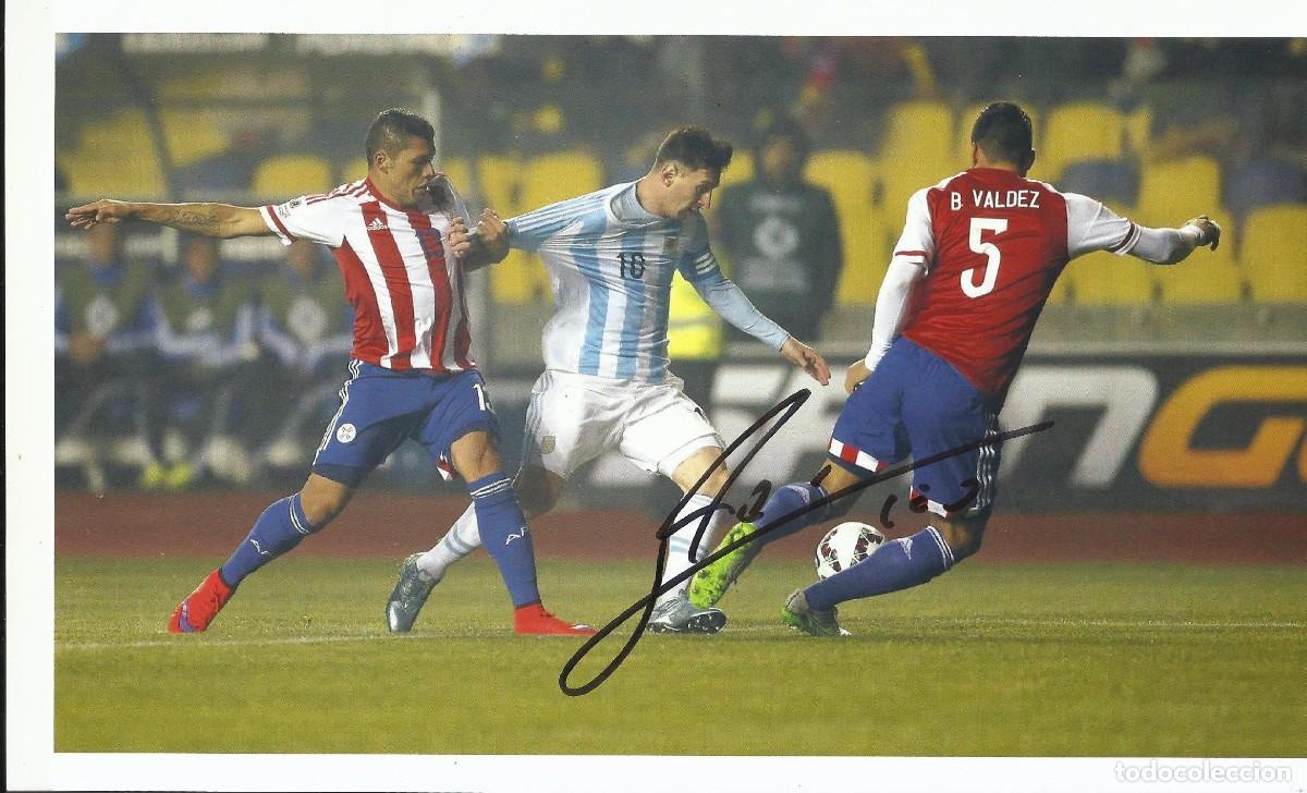 Coleccionismo deportivo: Leo Messi. Aut&oacute;grafo, firma original, autograph. Argentina. 16x29 cm. F&uacute;tbol. Fotograf&iacute;a. COA.