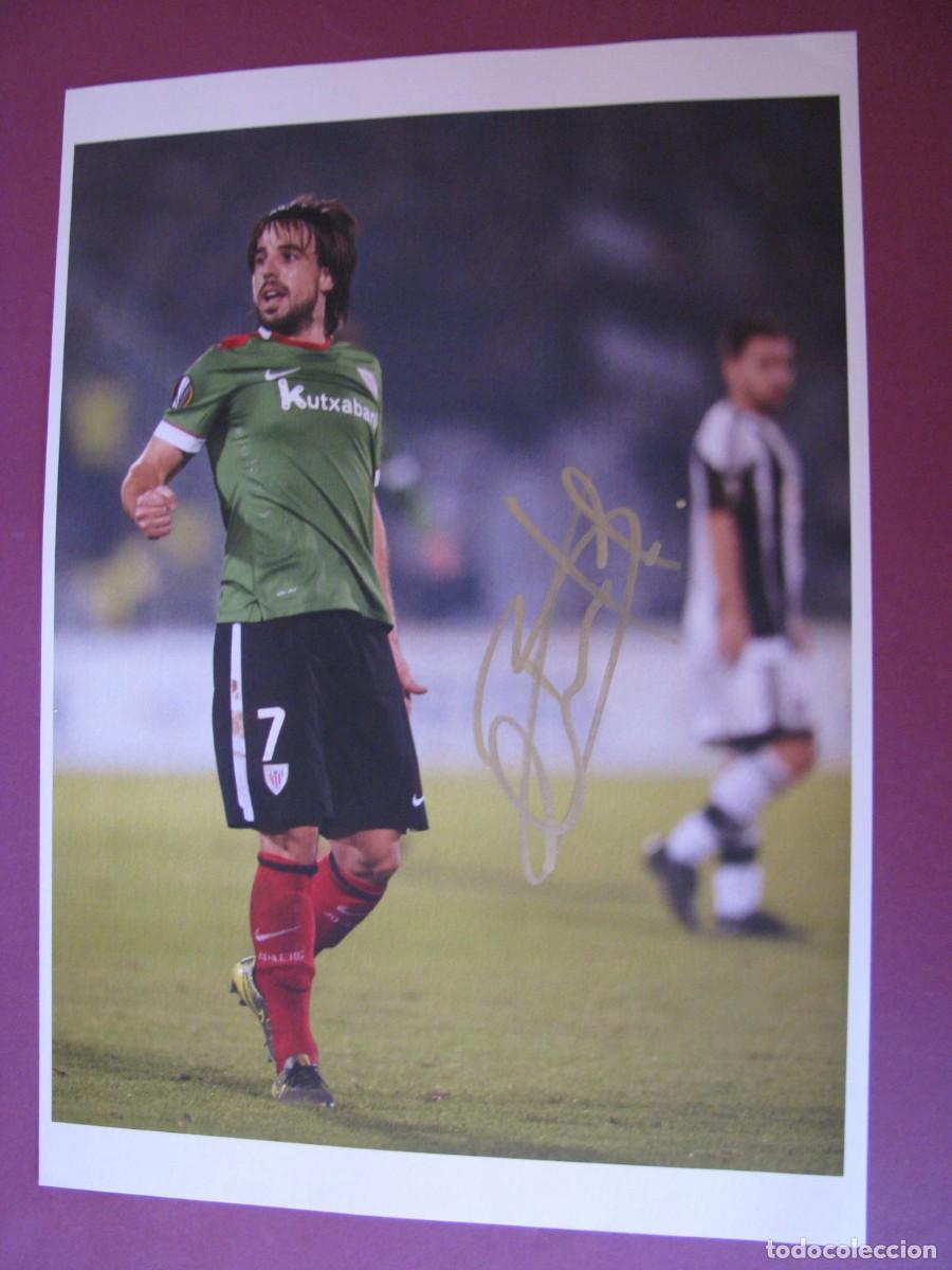Coleccionismo deportivo: LAMINA CON AUTOGRAFO ORIGINAL A MANO DEL JUGADOR DE FUTBOL BE&Ntilde;AT ETXEBARRIA. ATHLETIC BILBAO.