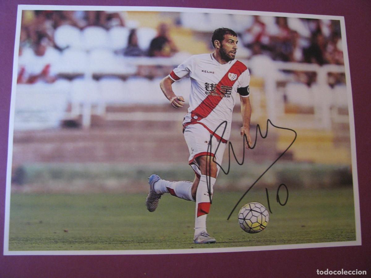 Coleccionismo deportivo: LAMINA CON AUTOGRAFO ORIGINAL A MANO DEL JUGADOR DE FUTBOL ROBERTO TRASHORAS. RAYO VALLECANO