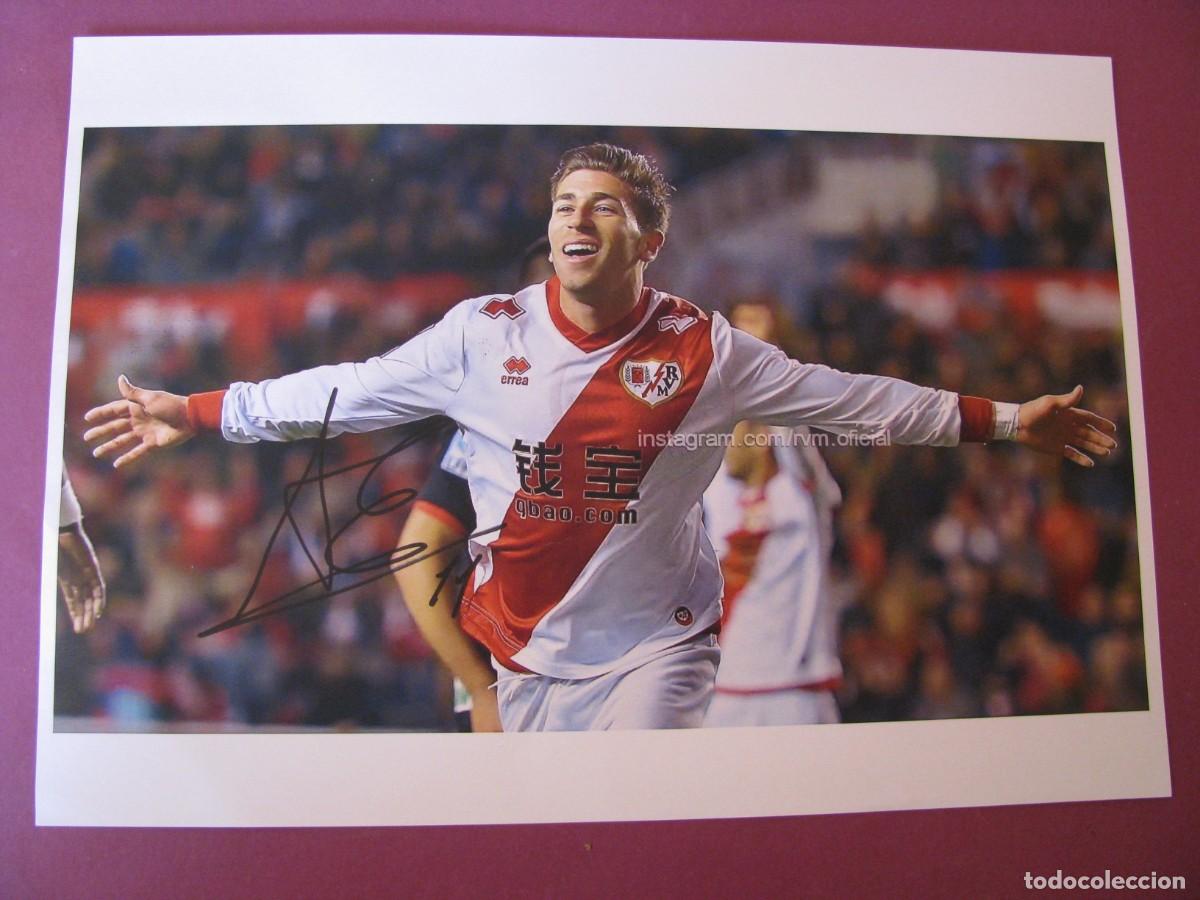 Coleccionismo deportivo: LAMINA CON AUTOGRAFO ORIGINAL A MANO DEL JUGADOR DE FUTBOL ADRIAN EMBARBA. RAYO VALLECANO