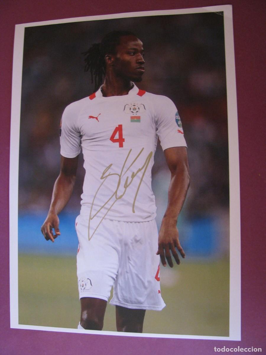 Coleccionismo deportivo: LAMINA CON AUTOGRAFO ORIGINAL A MANO DEL JUGADOR DE FUTBOL BAKARY KON&Eacute;. SELECCION BURKINA FASO