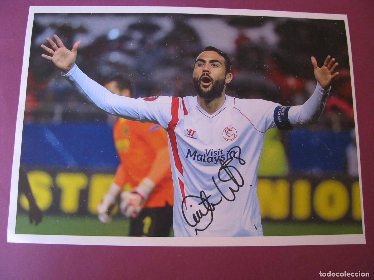 Coleccionismo deportivo: LAMINA CON AUTOGRAFO ORIGINAL A MANO DEL JUGADOR DE FUTBOL VICENTE IBORRA. SEVILLA F.C.