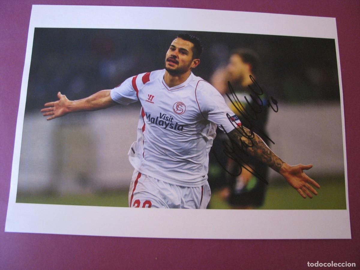 Coleccionismo deportivo: LAMINA CON AUTOGRAFO ORIGINAL A MANO DEL JUGADOR DE FUTBOL VITOLO, SEVILLA F.C.