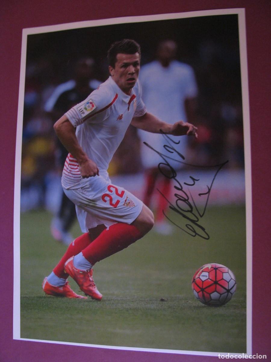 Coleccionismo deportivo: LAMINA CON AUTOGRAFO ORIGINAL A MANO DEL JUGADOR DE FUTBOL YEVHEN KONOPLYANKA, SEVILLA F. C.