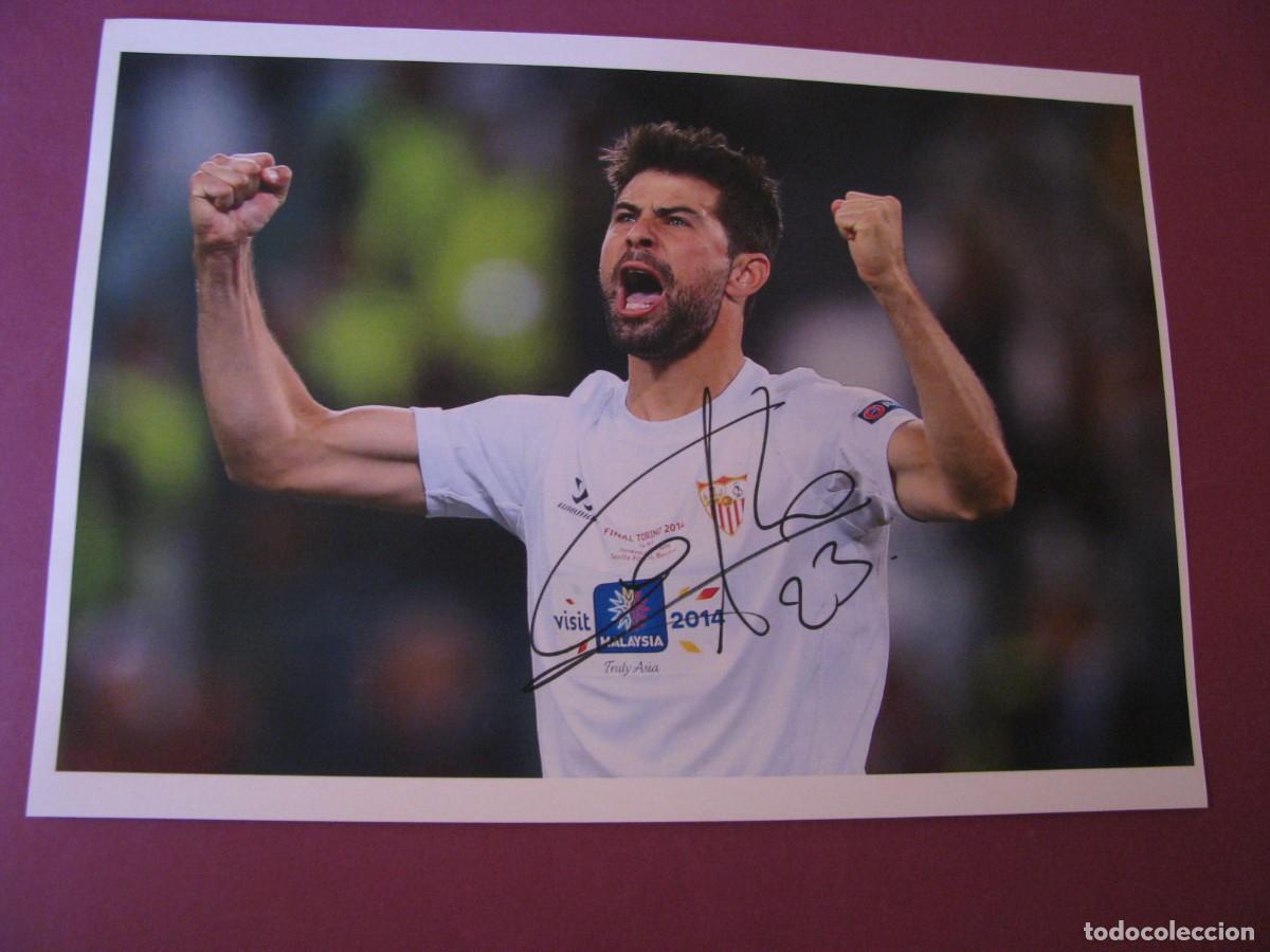 Coleccionismo deportivo: LAMINA CON AUTOGRAFO ORIGINAL A MANO DEL JUGADOR DE FUTBOL COKE ANDUJAR, SEVILLA F. C.