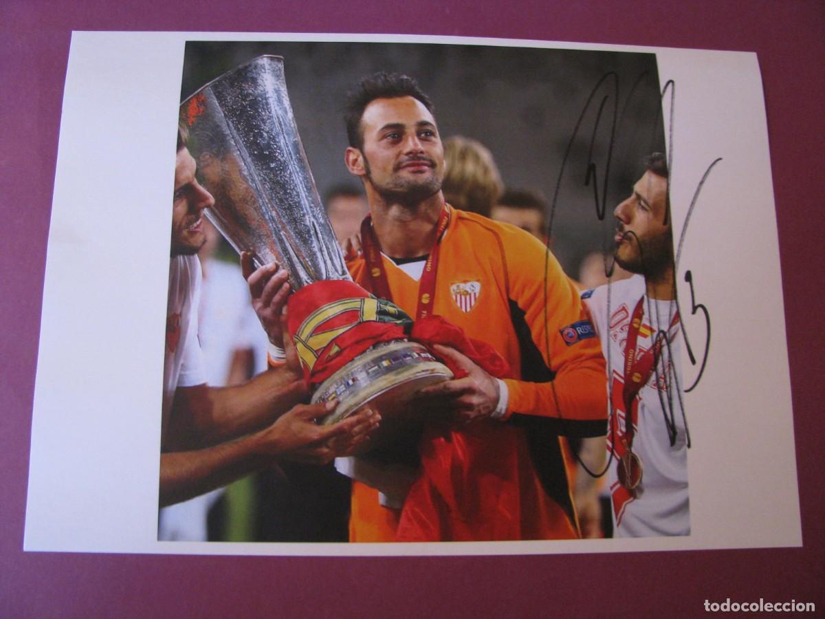 Coleccionismo deportivo: LAMINA CON AUTOGRAFO ORIGINAL A MANO DEL JUGADOR DE FUTBOL BETO, SEVILLA F. C.