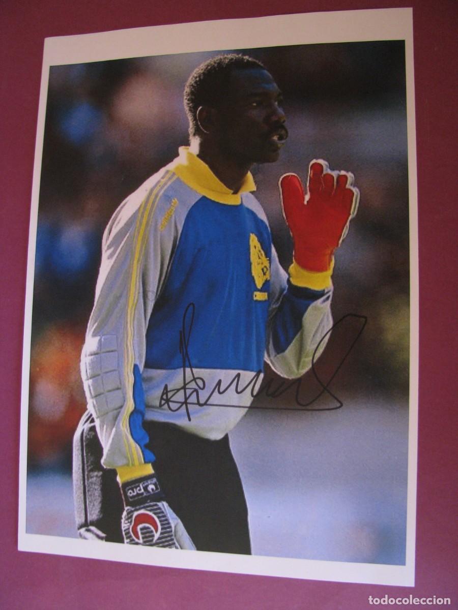 Coleccionismo deportivo: LAMINA CON AUTOGRAFO ORIGINAL A MANO DEL JUGADOR DE FUTBOL THOMAS N'KONO, RCD ESPANYOL