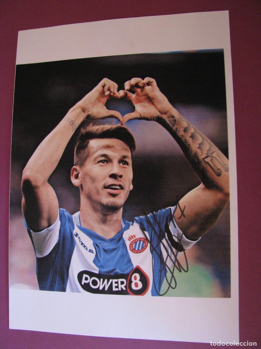 Coleccionismo deportivo: LAMINA CON AUTOGRAFO ORIGINAL A MANO DEL JUGADOR DE FUTBOL HERNAN PEREZ, RCD ESPANYOL