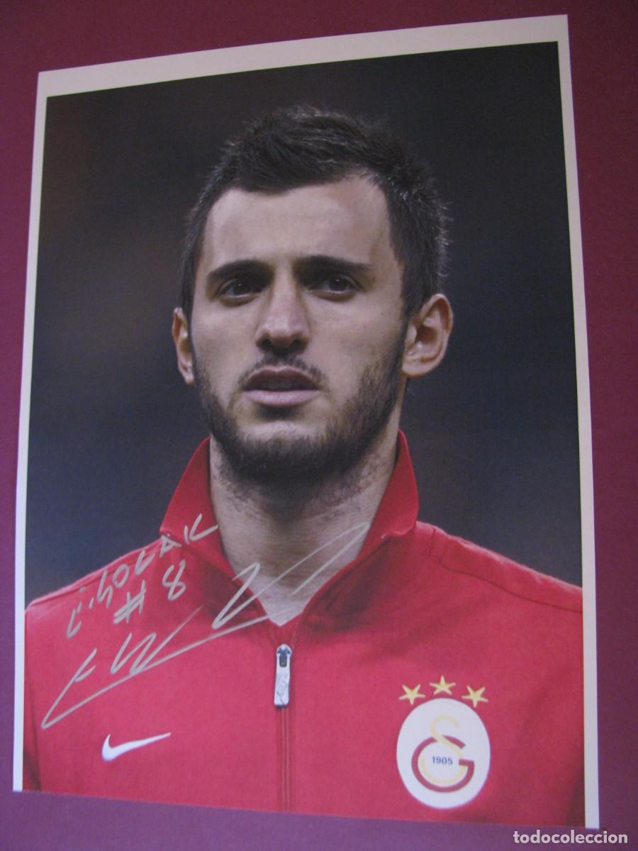 Coleccionismo deportivo: LAMINA CON AUTOGRAFO ORIGINAL A MANO DEL JUGADOR DE FUTBOL EMRE &Ccedil;OLAK. GALATASARAY S. K.