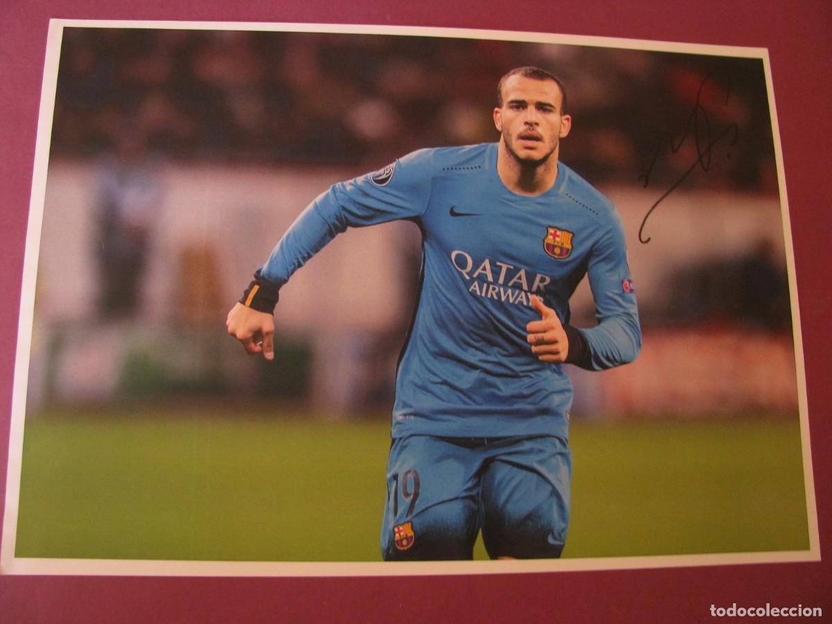 Coleccionismo deportivo: LAMINA CON AUTOGRAFO ORIGINAL A MANO DEL JUGADOR DE FUTBOL SANDRO RAMIREZ, F.C. BARCELONA