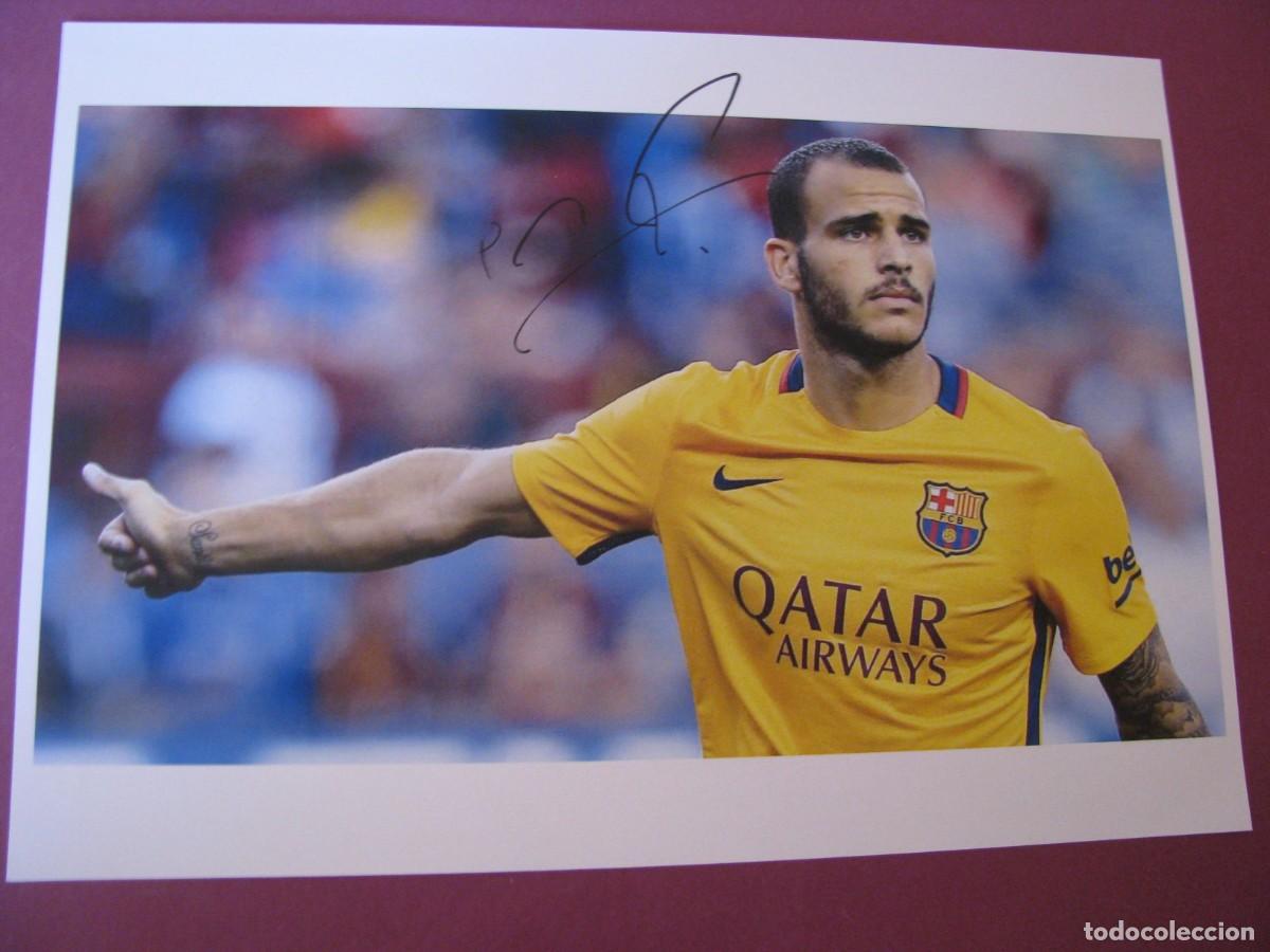 Coleccionismo deportivo: LAMINA CON AUTOGRAFO ORIGINAL A MANO DEL JUGADOR DE FUTBOL SANDRO RAMIREZ, F. C. BARCELONA