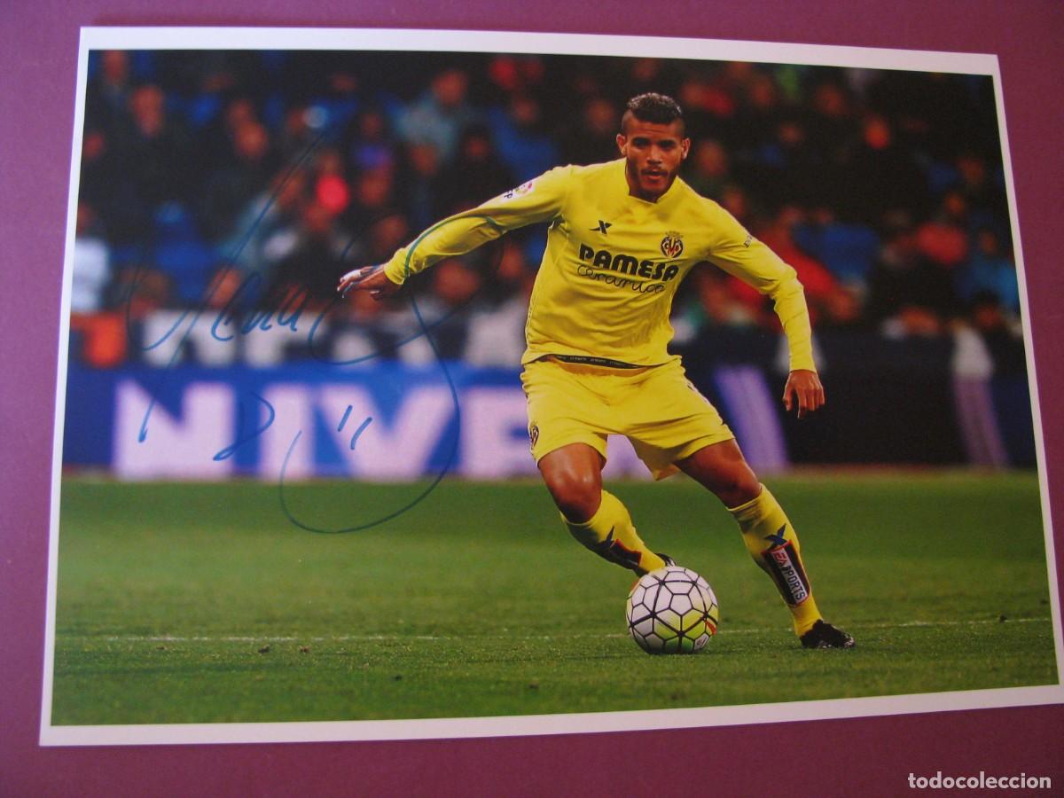 Coleccionismo deportivo: LAMINA CON AUTOGRAFO ORIGINAL A MANO DEL JUGADOR DE FUTBOL JONATHAN DOS SANTOS. VILLARREAL C.F.