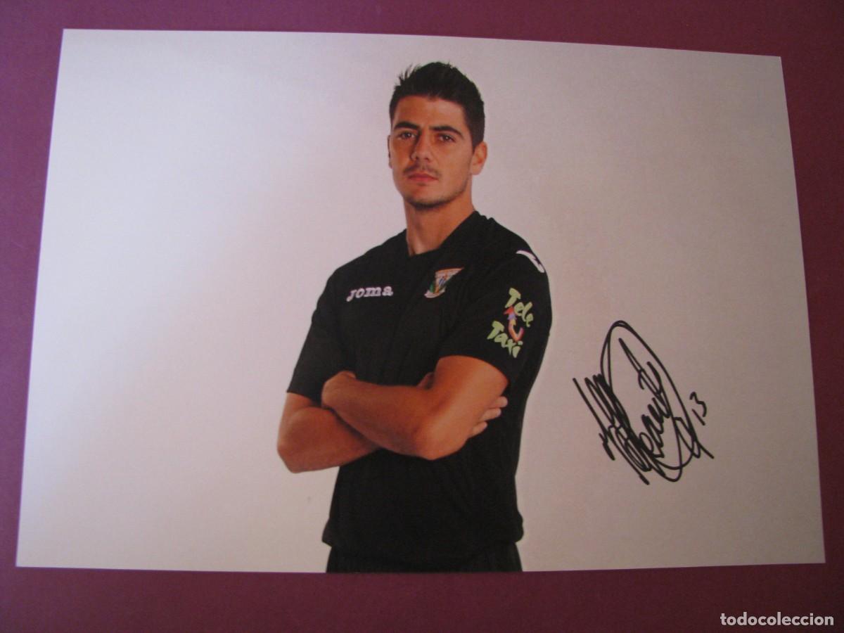 Coleccionismo deportivo: LAMINA CON AUTOGRAFO ORIGINAL A MANO DEL JUGADOR DE FUTBOL JON ANDER SERANTES. C. D. LEGANES