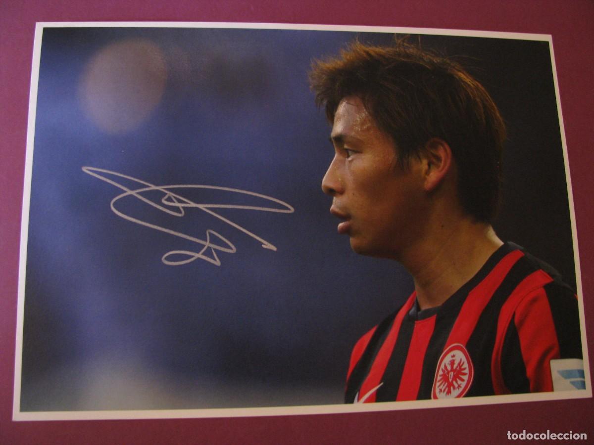 Coleccionismo deportivo: LAMINA CON AUTOGRAFO ORIGINAL A MANO DEL JUGADOR DE FUTBOL TAKASHI INUI, EINTRACHT FRANKFURT