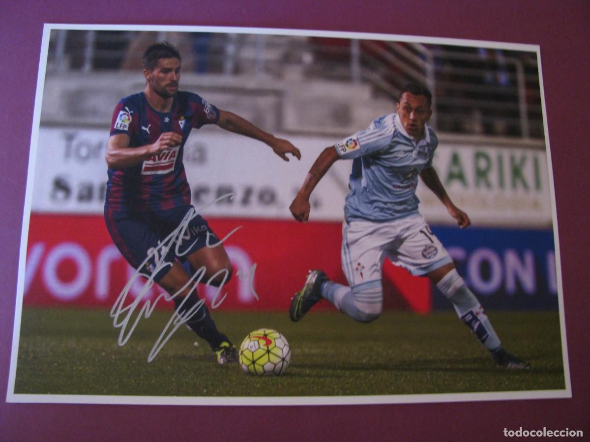 Coleccionismo deportivo: LAMINA CON AUTOGRAFO ORIGINAL A MANO DEL JUGADOR DE FUTBOL ADRIAN GONZALEZ, S. D. EIBAR