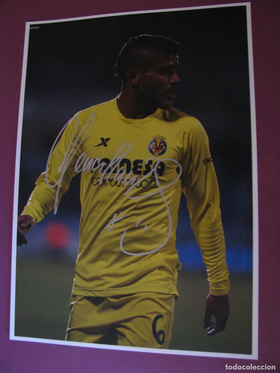 Coleccionismo deportivo: LAMINA CON AUTOGRAFO ORIGINAL A MANO DEL JUGADOR DE FUTBOL JONATHAN DOS SANTOS. VILLARREAL C.F.