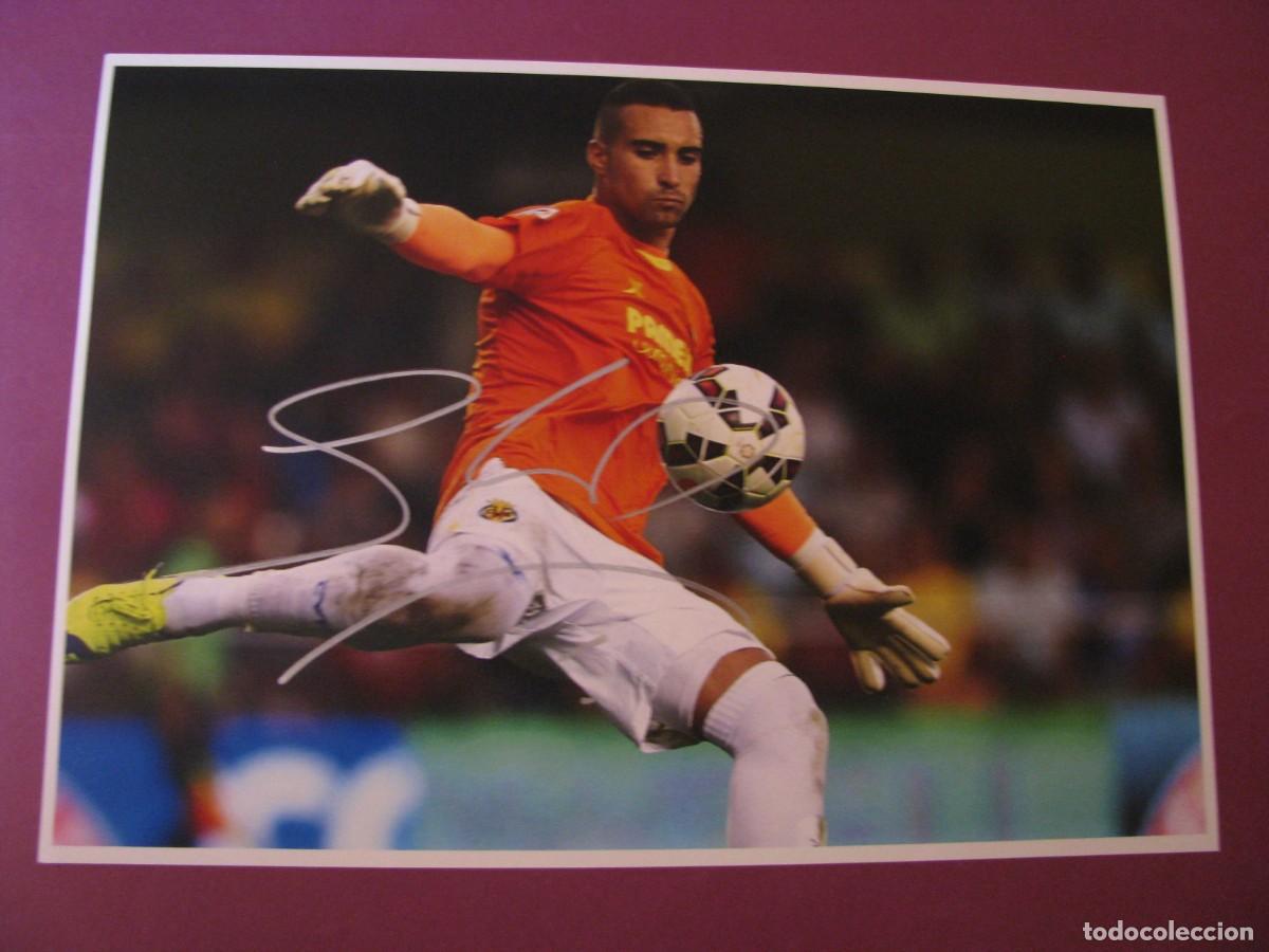 Coleccionismo deportivo: LAMINA CON AUTOGRAFO ORIGINAL A MANO DEL JUGADOR DE FUTBOL SERGIO ASENJO. VILLARREAL C.F.