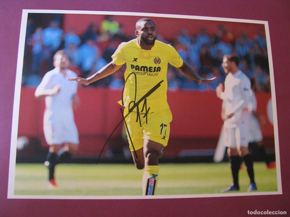 Coleccionismo deportivo: LAMINA CON AUTOGRAFO ORIGINAL A MANO DEL JUGADOR DE FUTBOL CEDRID BAKAMBU. VILLARREAL C.F.