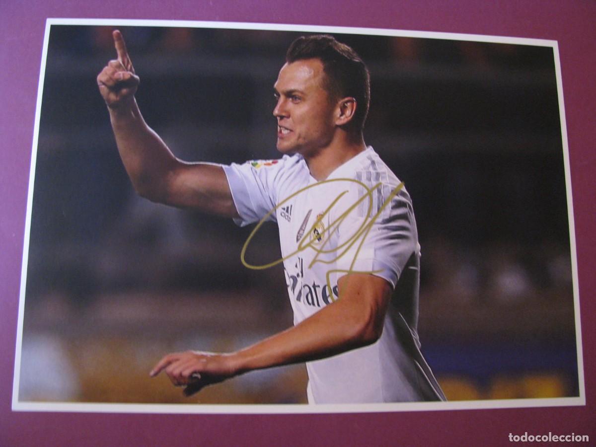 Coleccionismo deportivo: LAMINA CON AUTOGRAFO ORIGINAL A MANO DEL JUGADOR DE FUTBOL DENIS CHERYSHEV, REAL MADRID