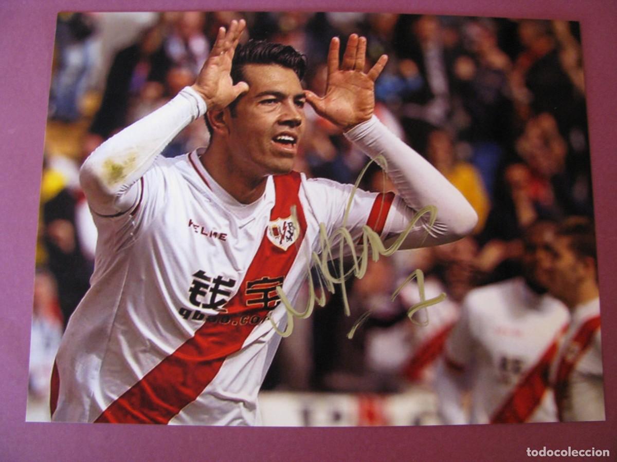 Coleccionismo deportivo: FOTO CON AUTOGRAFO ORIGINAL A MANO DEL JUGADOR DE FUTBOL MIKU, RAYO VALLECANO.