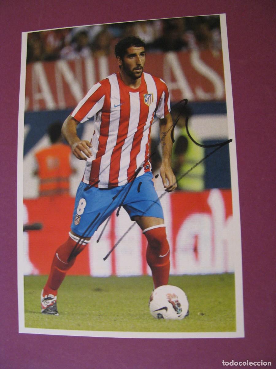 Coleccionismo deportivo: PEQUE&Ntilde;A LAMINA CON AUTOGRAFO ORIGINAL A MANO DEL JUGADOR DE FUTBOL RAUL GARCIA, ATLETICO MADRID