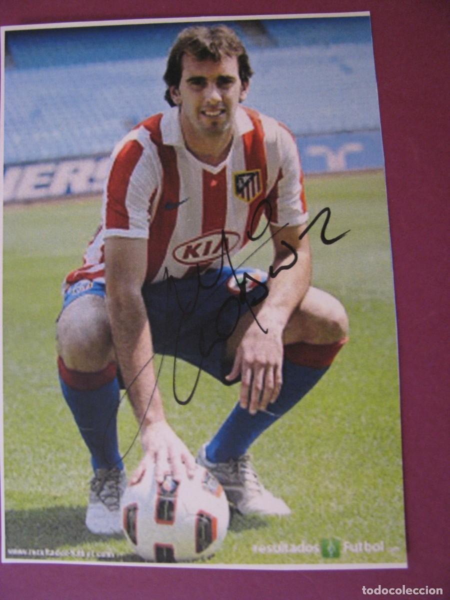 Coleccionismo deportivo: PEQUE&Ntilde;A LAMINA CON AUTOGRAFO ORIGINAL A MANO DEL JUGADOR DE FUTBOL DIEGO GODIN, ATLETICO MADRID