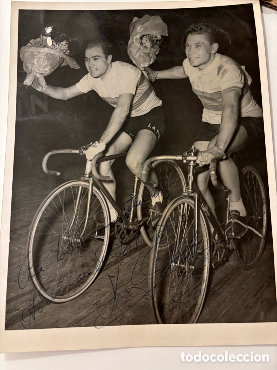 Coleccionismo deportivo: Foto original ciclismo con aut&oacute;grafo de los ciclistas Miguel Poblet y Miguel Bover