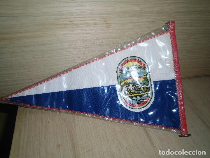 Coleccionismo deportivo: banderin del Bayer - Foto 2