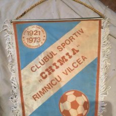 Coleccionismo deportivo: CLUBUL SPORTIV CHIMIA RAMNICU VALCEA, 1973, RARISIMO BANDERIN FUTBOL, CLUB YA DESAPARECIDO. RUMANIA,