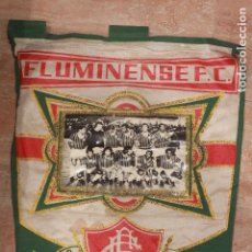 Coleccionismo deportivo: FLUMINENSE F.C. MUY ANTIGUO BANDERIN DE FUTBOL, CON FOTOGRAFIA, DE GRAN TAMAÑO, 53X33. Lote 75986487