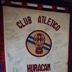 Coleccionismo deportivo: (F-161033)BANDERIN DEL CLUB ATLETICO HURACAN DE ARGENTINA,AÑOS 80,FIRMAS DE SUS JUGADORES