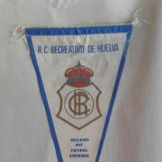 Coleccionismo deportivo: BANDERÍN R.C. RECREATIVO DE HUELVA,DÉCADA DE LOS 80,27 CMS. LARGO,PEQUEÑO DEFECTO