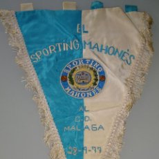 Coleccionismo deportivo: BANDERÍN DE FÚTBOL. AÑO 1977. EL SPORTING MAHONÉS AL CLUB DEPORTIVO MÁLAGA. MAHÓN. 40 CM