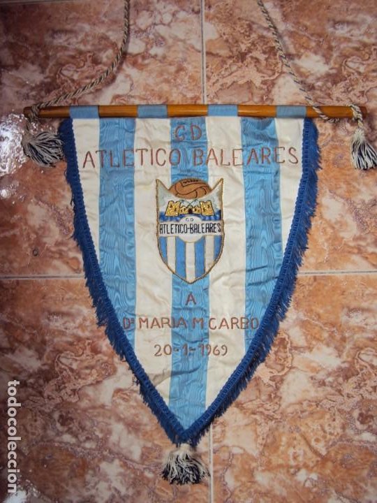 (F-201102)BANDERIN BORDADO C.D.AT.BALEARES A Dª MARIA M.CARBO 20-1-1969 (Coleccionismo Deportivo - Banderas y Banderines de Fútbol)