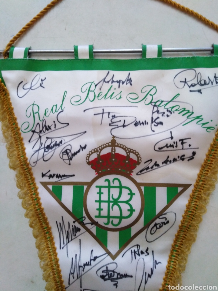 Coleccionismo deportivo: Banderin Real Betis Balompie ( firmado por diversos jugadores ) 46X29 - Foto 3 - 284610188