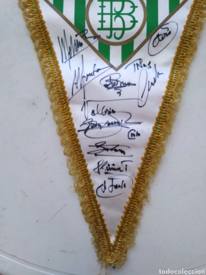 Coleccionismo deportivo: Banderin Real Betis Balompie ( firmado por diversos jugadores ) 46X29 - Foto 4 - 284610188
