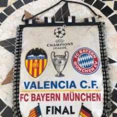 Coleccionismo deportivo: BANDERIN DE LA FINAL DE LA UEFA CHAMPIONS LEAGUE ENTRE VALENCIA CF. FC BAYERN MÜNCHEN EN MILANO. Lote 292058468