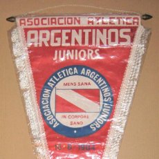 Coleccionismo deportivo: BANDERIN ARGENTINOS JUNIORS ARGENTINA ANTIGUO FUTBOL 25X42 GRANDE PENNANT GALLARDETE WIMPEL