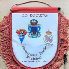 Coleccionismo deportivo: BANDERIN REAL MADRID – CD ROQUETAS DE MAR ALMERIA FUTBOL 25X32 OFICIAL PENNANT GALLARDETE WIMPEL