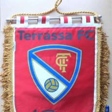 Coleccionismo deportivo: BANDERIN TERRASSA FC – CENTENARIO 1906-2006 FUTBOL 28X40 OFICIAL PENNANT GALLARDETE FASION WIMPEL