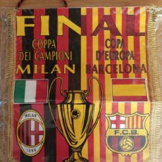 Coleccionismo deportivo: GRAN LOTE FINAL COPA DE EUROPA 1994 F.C. BARCELONA - A. C. MILAN. BANDERÍN + PIN.