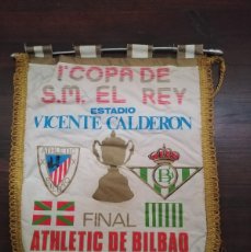 Coleccionismo deportivo: BANDERÍN PRIMERA COPA DEL REY POSTFRANQUISMO. 1977. BILBAO- REAL BETIS. FIRMAS DE JUGADORES.. Lote 396775509