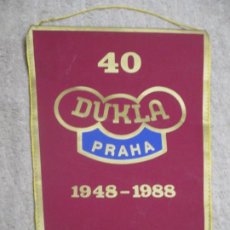 Coleccionismo deportivo: BANDERÍN FÚTBOL DUKLA PRAHA 1948-1988 PRAGA 40 ANIVERSARIO, 29X38 CM.. Lote 398238754