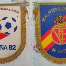 Coleccionismo deportivo: BANDERIN DE FUTBOL DOBLE ESPAÑA 82 COPA MUNDIAL FIFA / REAL FEDERACION ESPAÑOLA MIDE 13/11 CM. Lote 400989799