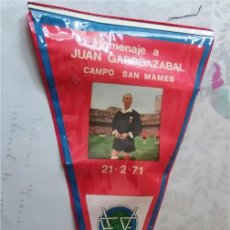 Coleccionismo deportivo: BANDERIN FUTBOL HOMENAJE A JUAN GARDEAZABAL CAMPO SAN MAMES 21-2-1971. Lote 400990769