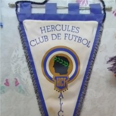 Coleccionismo deportivo: BANDERIN FUTBOL HERCULES CLUB DE FUTBOL ALICANTE ACOLCHADO MIDE 47/24 CM. Lote 400990944