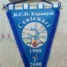 Coleccionismo deportivo: BANDERIN FUTBOL REAL CLUB DEPORTIVO ESPAÑOL CENTENARIO 1900 / 2000 ACOLCHADO MIDE 38/24. Lote 400991614